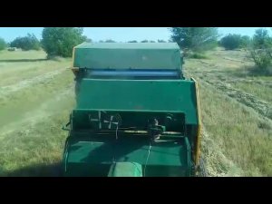 Самодельный пресс-подборщик сена в работе
