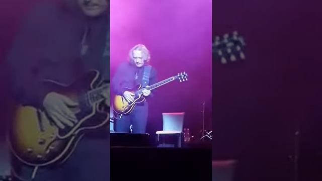 Гела Гуралиа - Ты меня на рассвете разбудишь фрагмент - Владивосток - 15.06.2014 смотреть онлайн