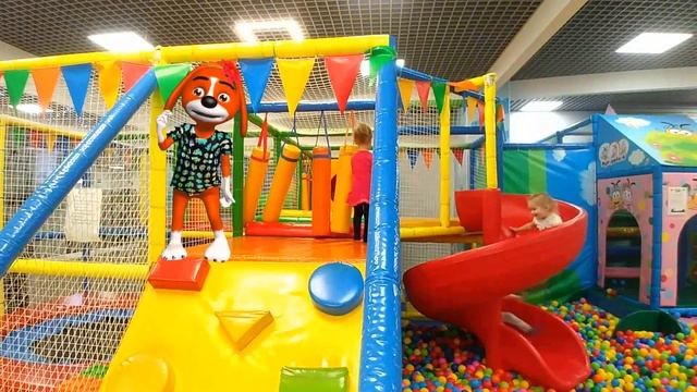 Полина и забавные мультяшки на детской площадке смотреть онлайн