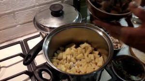 Грибной суп с куриным мясом и фасолью.