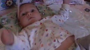 Ребенок 2 месяца. Играем с воздушными шариками.