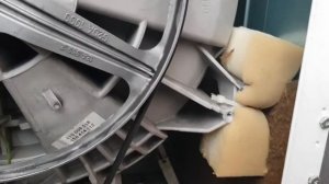 Стиральная машина начала прыгать и стучать.
