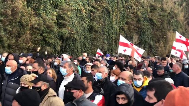 Центр Тбилиси в кольце сторонников Михаила Саакашвили. Они требуют досрочных выборов и свободы Мише смотреть онлайн