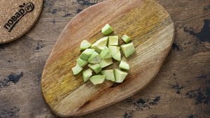 Салат с рукколой, помидорами и авокадо