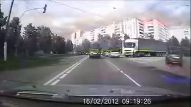 Водитель грузовика протаранил обидчика