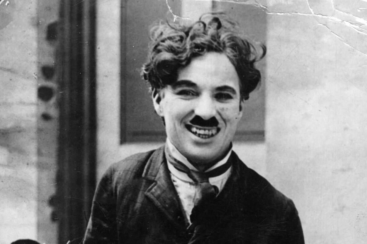 Чарли Чаплин улыбвается