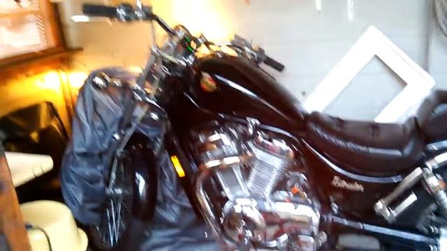 Suzuki Intruder VS750 Draaid weer als een zonnetje смотреть онлайн