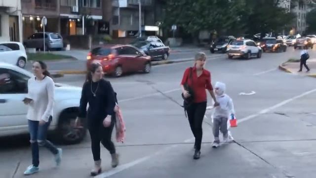 Хэллоуин в Монтевидео, Уругвай смотреть онлайн