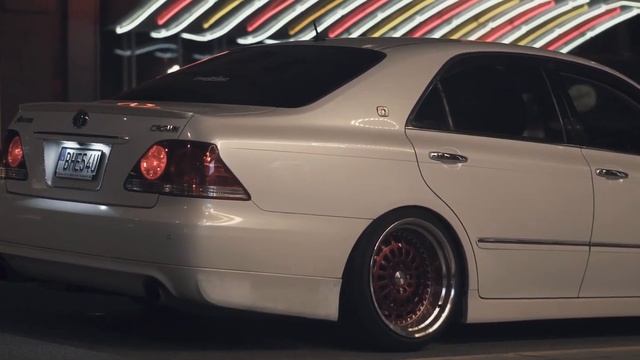 TOYOTA CROWN смотреть онлайн