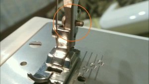 Лапка роликовая на бытовой швейной машине
