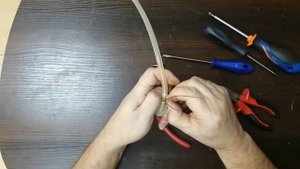 Чтоб не покупать хомуты Сделал приспособление механизм для хомутов жимков из проволоки