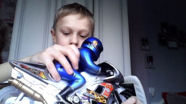 Макса клёвые игрушки. Мотоцикл на батарейках смотреть онлайн