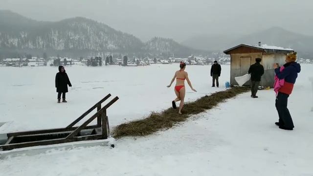 Народные купания в проруби .Крещение Господня отмечают жители п. Артыбаш. Алтай. Телецкое озеро. смотреть онлайн