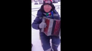 A street musician with an accordion on the street at minus 15 Celsius. Уличный музыкант.