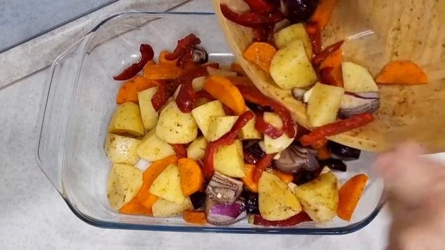 СОЧНЫЕ КОТЛЕТЫ С ОВОЩАМИ В ДУХОВКЕ. Быстрый ужин. Juicy cutlets with vegetables in the oven.