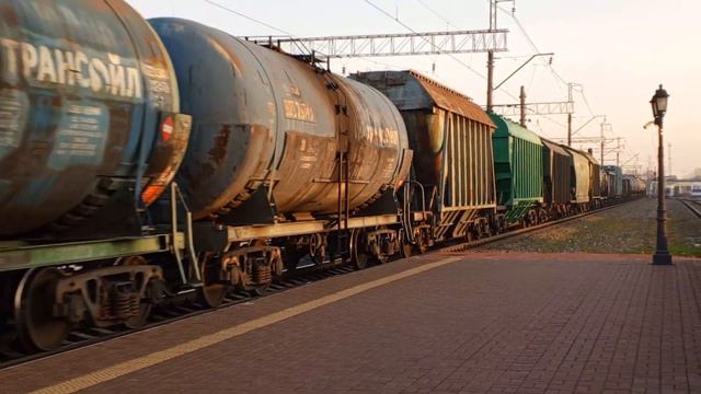 ВЛ10У - 981 с 2ЭС6 - 259 с оооочень приветливой бригадой, следует по станции, грузовой. смотреть онлайн