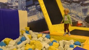 Развлекательный батутный центр Ижевск. Дети прыгают на батуте, в поролоновую яму.