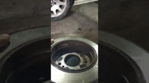 Видео 2 Замена тормозных дисков и стояночных колодок на Мерседес C180 W202