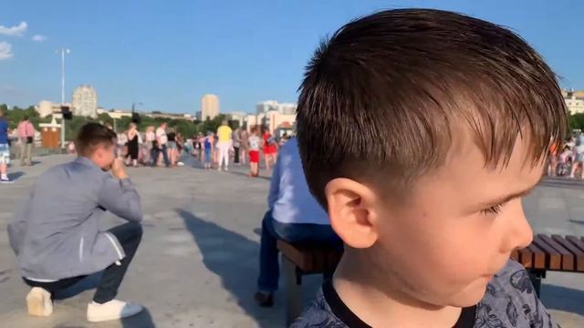 РАДУЕМ ДЕВУШЕК / ДАРИМ ЦВЕТЫ не ДЕВУШКАМ НА УЛИЦЕ / РЕАКЦИЯ ПАРНЕЙ смотреть онлайн