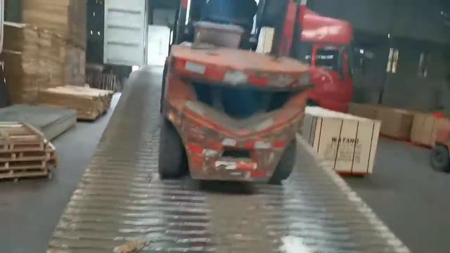 Loading Container of Film Faced Plywood with Yeatang Brand +86 13355086804 yeatanggroup@foxmail.co смотреть онлайн