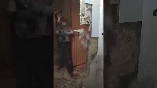 Ломаем стены в санузле отбойным молотком смотреть онлайн