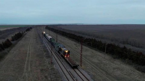 Спецпоезд "Амур" на Херсонском направлении выполняет техническую разведку железнодорожного полотна