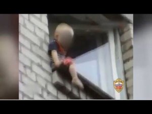 Летом учащаются случаи выпадения из окон детей