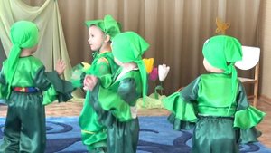 Танец лягушат. Растёт на болоте зелёная трава, Ищите, не найдёте, где прячется Ква ква.