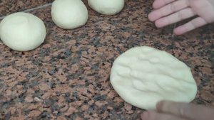 ТУРОК ГОТОВИТ ЛЕПЕШКИ С ЛУКОМ НА СКОВОРОДЕ - Базлама по-турецки/ Дёшево и вкусно/ Bazlama/ Анталия