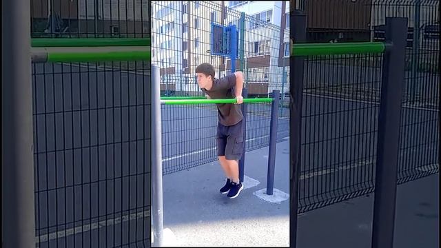 сколько сделает школьник отжиманий на брусьях? смотреть онлайн