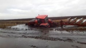 МТЗ 3522 стянуло в канаву.