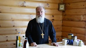 А целовать ли руку священника?