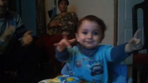 Чудесный ребёнок танцует армянский народные танец