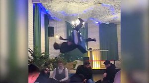 Мурад взлетел 50 раз на подушке на диване