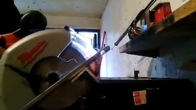 Ручная циркулярка по металлу HD18MS. Пилим алюминий.