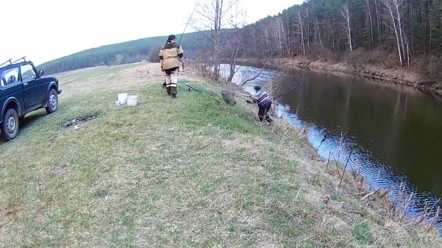 Бабка Надька с ловила щуку, рыбалка в Свердловской области смотреть онлайн