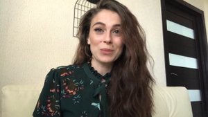 Актриса театра Юлия Медведева читает стихотворение «Ты рядом» Юлии Друниной