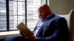 мужик читает книгу мем оригинал