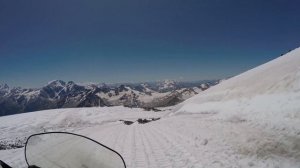 Скоростной спуск с Эльбруса на снегоходе