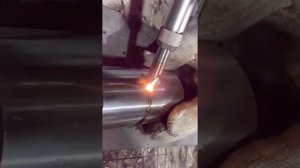 Ручной лазерный сварочный аппарат сваривает круглую металлическую трубу