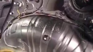 Разбираем обшивки и смотрим, что тут у нас в салоне нового авто KIA Mohave в плане шумоизоляции