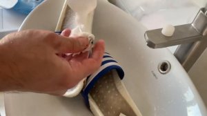 Как очистить белую обувь от чёрной смолы!