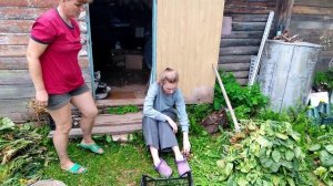 Табак на сушку отправили. У всех веники березовые, а у нас махорочные