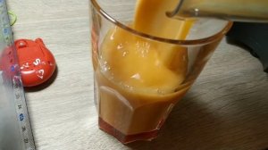 Как Делают сок в соковыжималке