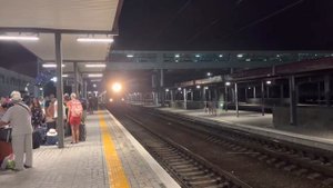 Электровоз ВЛ10 1414 с поездом 092 «Таврия» Севастополь—Москва прибывает на станцию Симферополь