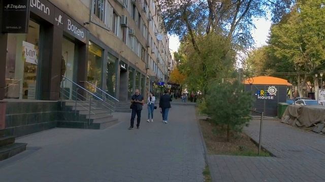 Walking Tour, Abovyan Street, Yerevan, Armenia. 4K 60fps смотреть онлайн