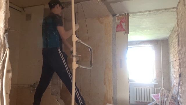 Совмещенный санузел - продолжаем снос стен! Дыра в плите перекрытия ?Ремонт в старом фонде