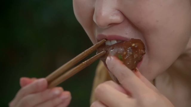 小雨吃紅燒豬尾巴，搭配土豆一起燉，軟爛下飯吃起來太過癮了！ 【市民朱小雨】