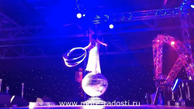 Шоу на зеркальном шаре смотреть онлайн