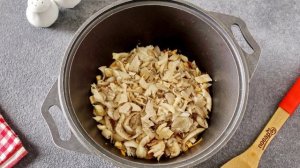 Тушёная капуста с грибами и сельдереем